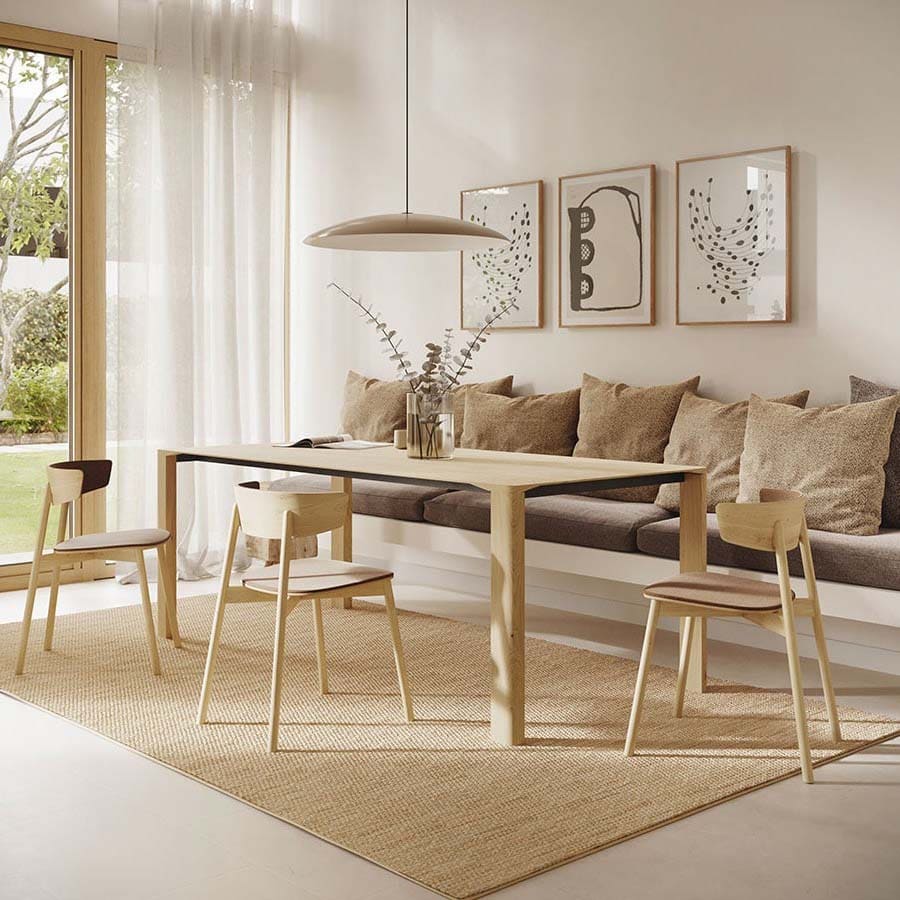 Elige muebles y decoraciones de diseño que fluyan entre ambos espacios.